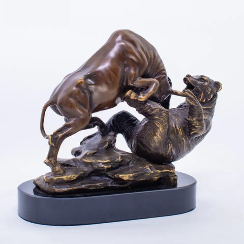 Statua del toro in bronzo<br> Attacco all'orso