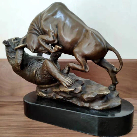 Statua del toro in bronzo<br> Attacco all'orso