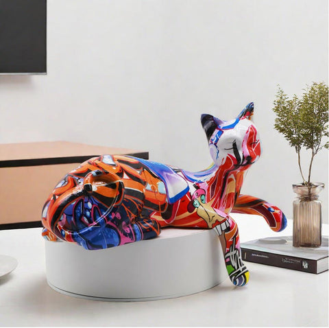 Statua gatto sdraiato in resina Graffiti 15 cm