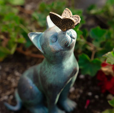 Statua di gatto da esterno con farfalla 20 cm