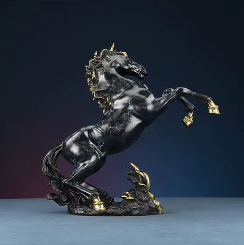 Scultura di cavallo rampante in ottone con effetto marmo nero 27 cm