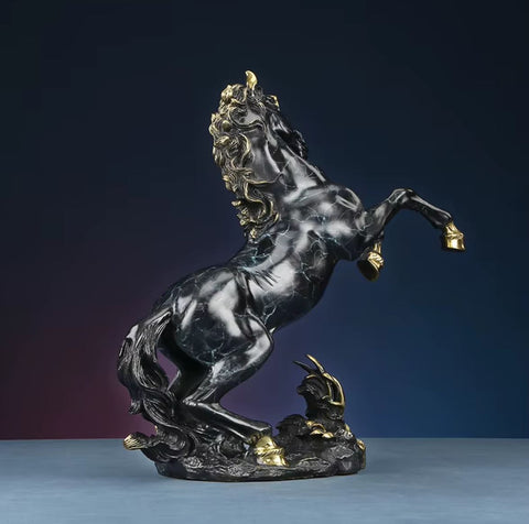 Scultura di cavallo rampante in ottone con effetto marmo nero 27 cm
