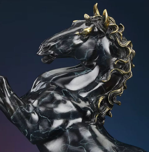 Scultura di cavallo rampante in ottone con effetto marmo nero 27 cm