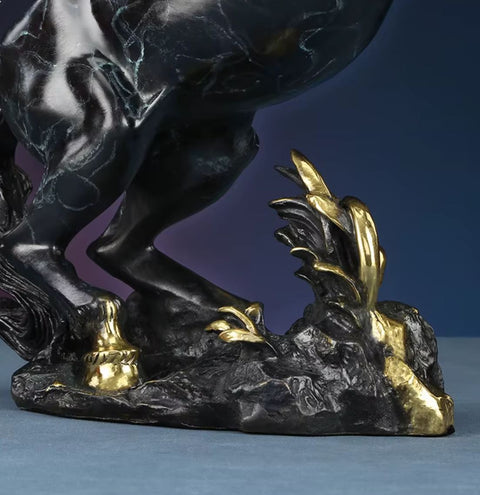 Scultura di cavallo rampante in ottone con effetto marmo nero 27 cm