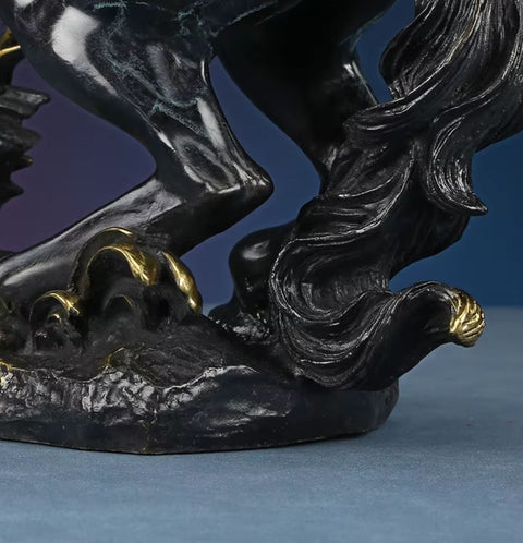 Scultura di cavallo rampante in ottone con effetto marmo nero 27 cm