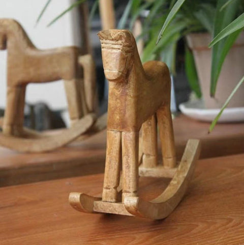 Statua di cavallo a dondolo in legno 19 cm