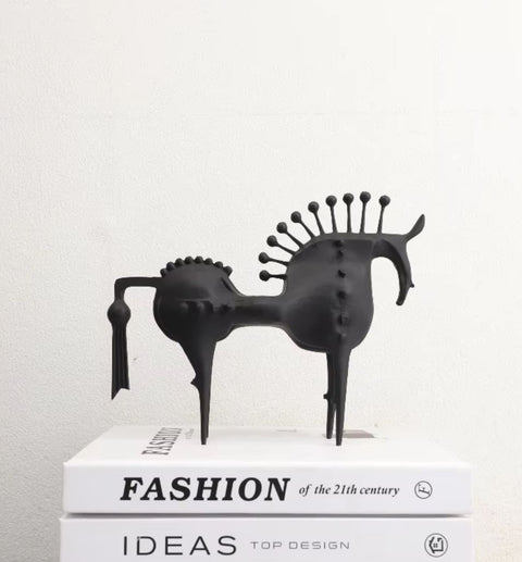 Statua astratta di cavallo in metallo nero 22 cm