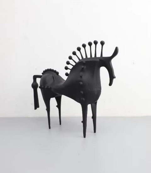 Statua astratta di cavallo in metallo nero 22 cm
