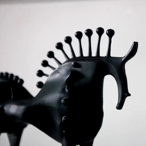 Statua astratta di cavallo in metallo nero 22 cm