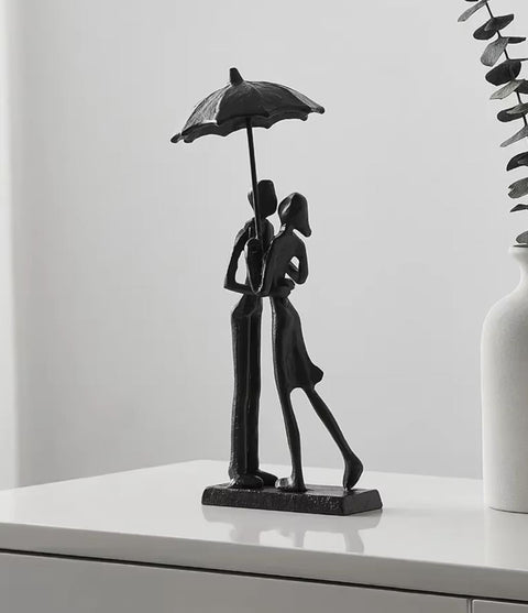 Statua coppia sotto la pioggia in metallo 26 cm