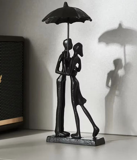 Statua coppia sotto la pioggia in metallo 26 cm
