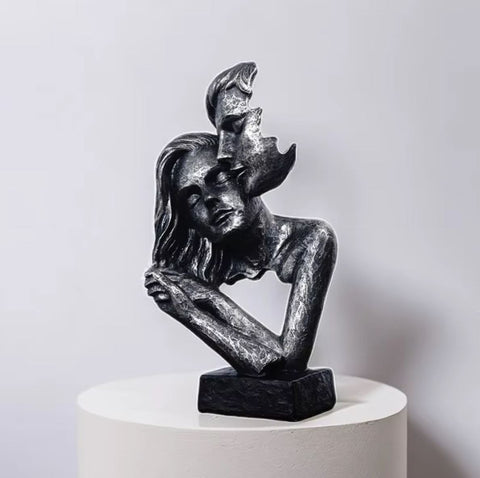Statua di design coppia abbracciata 29 cm