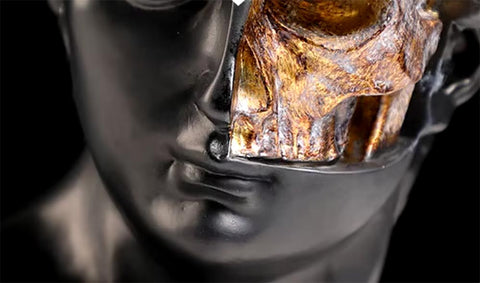 Statua greca nera, teschio dorato 28 cm