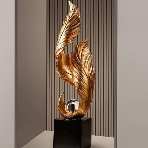 Statua di design con piuma d'oro su base – 68 cm