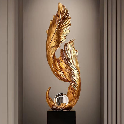 Statua di design con piuma d'oro su base – 68 cm