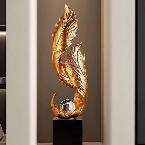 Statua di design con piuma d'oro su base – 68 cm