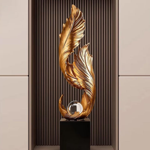 Statua di design con piuma d'oro su base – 68 cm