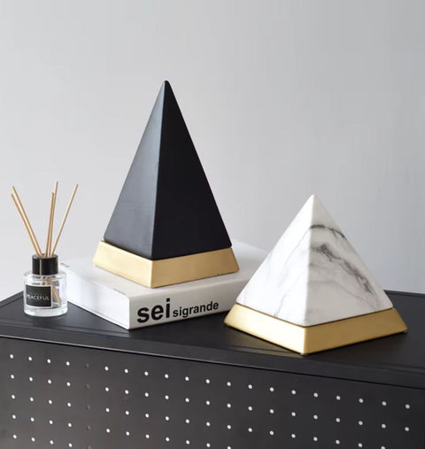 Statua piramide in ceramica bianca e oro 14 cm