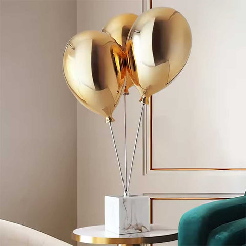 Statua con palloncino dorato su base in marmo bianco – Scultura decorativa 67 cm