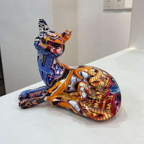 Statua gatto sdraiato in resina graffiti 14 cm